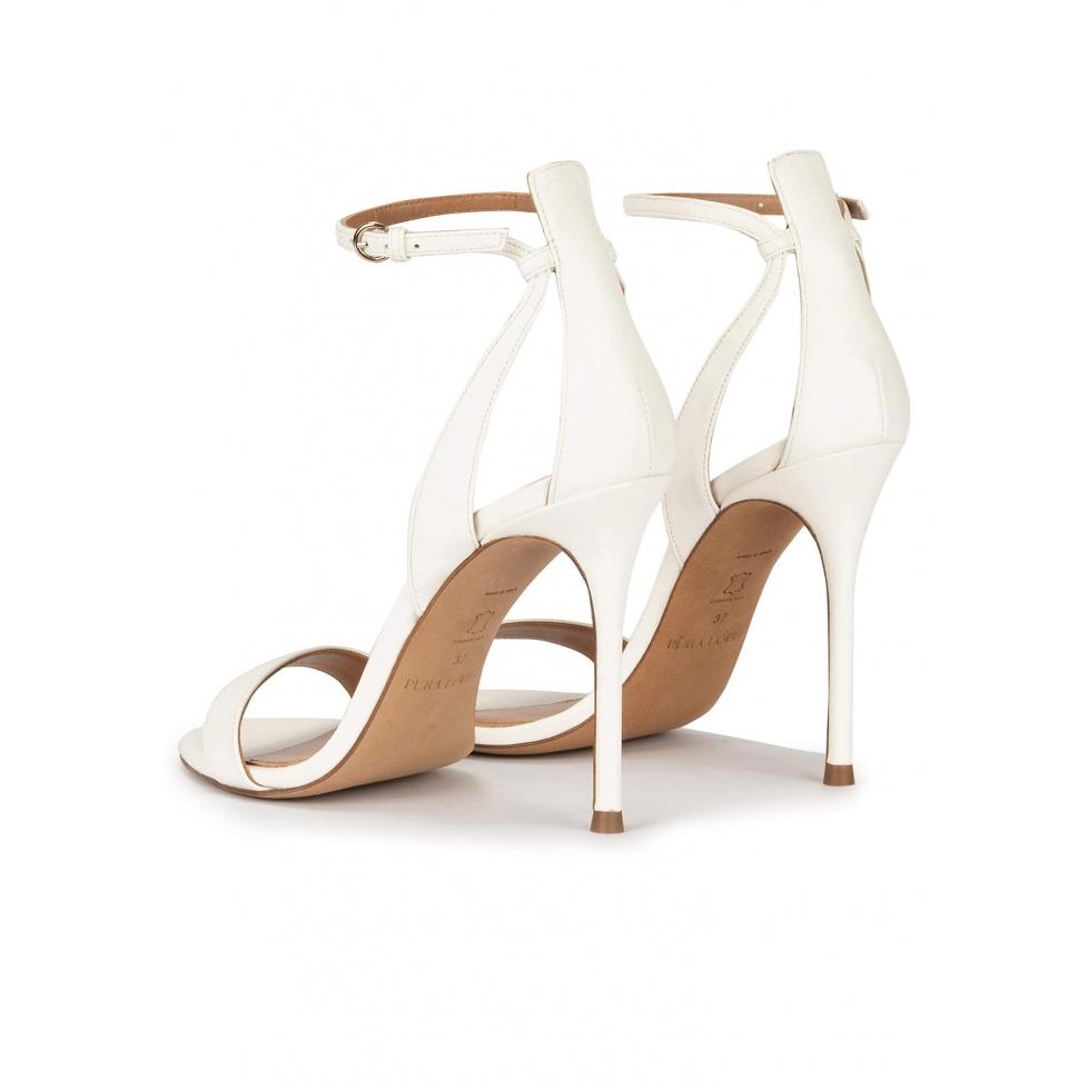 Pura López Sandalias De Tacón Alto Fino En Piel Blanco Roto Con Pulsera