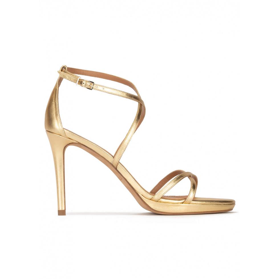 pura lópez Sandalias de tacón alto realizadas en piel dorada con plataforma
