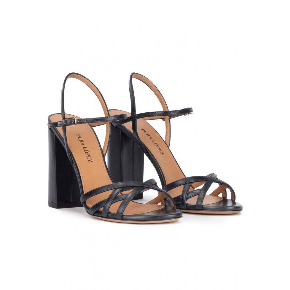 Pura López Sandalias De Tacón Ancho En Piel Azul Marino Con Diseño De Tiras