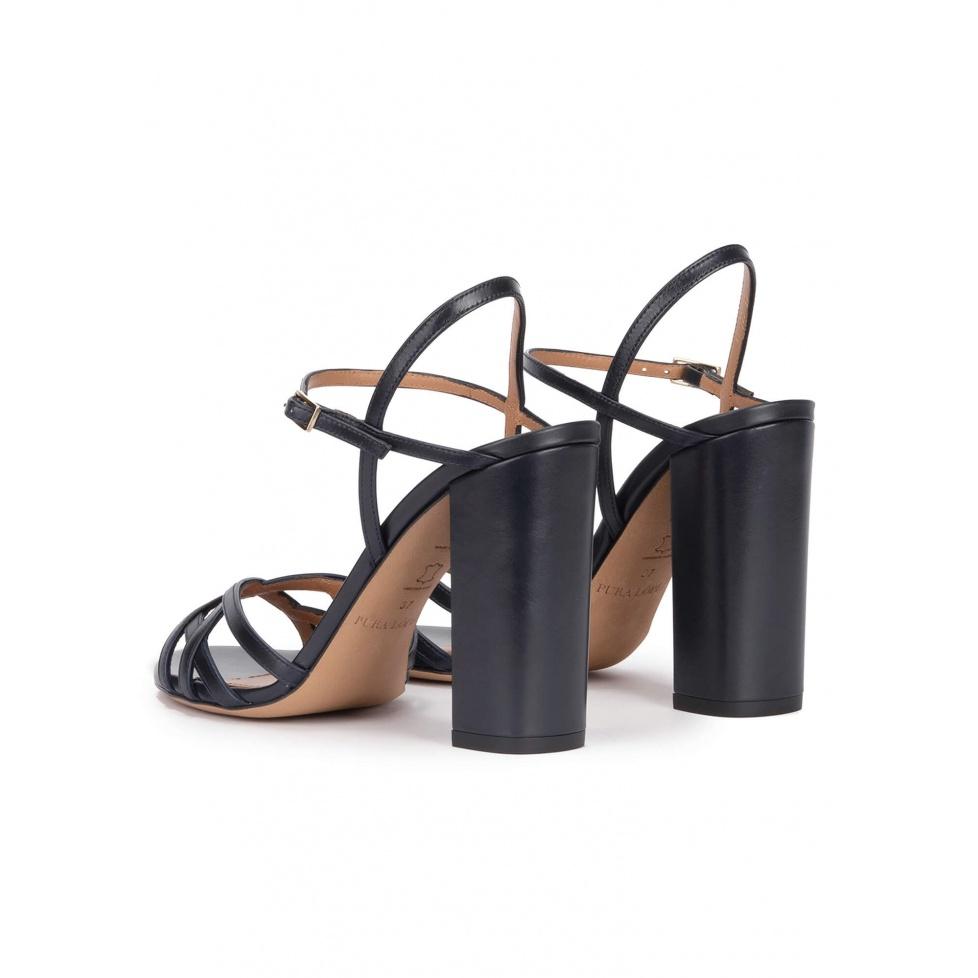 Pura López Sandalias De Tacón Ancho En Piel Azul Marino Con Diseño De Tiras
