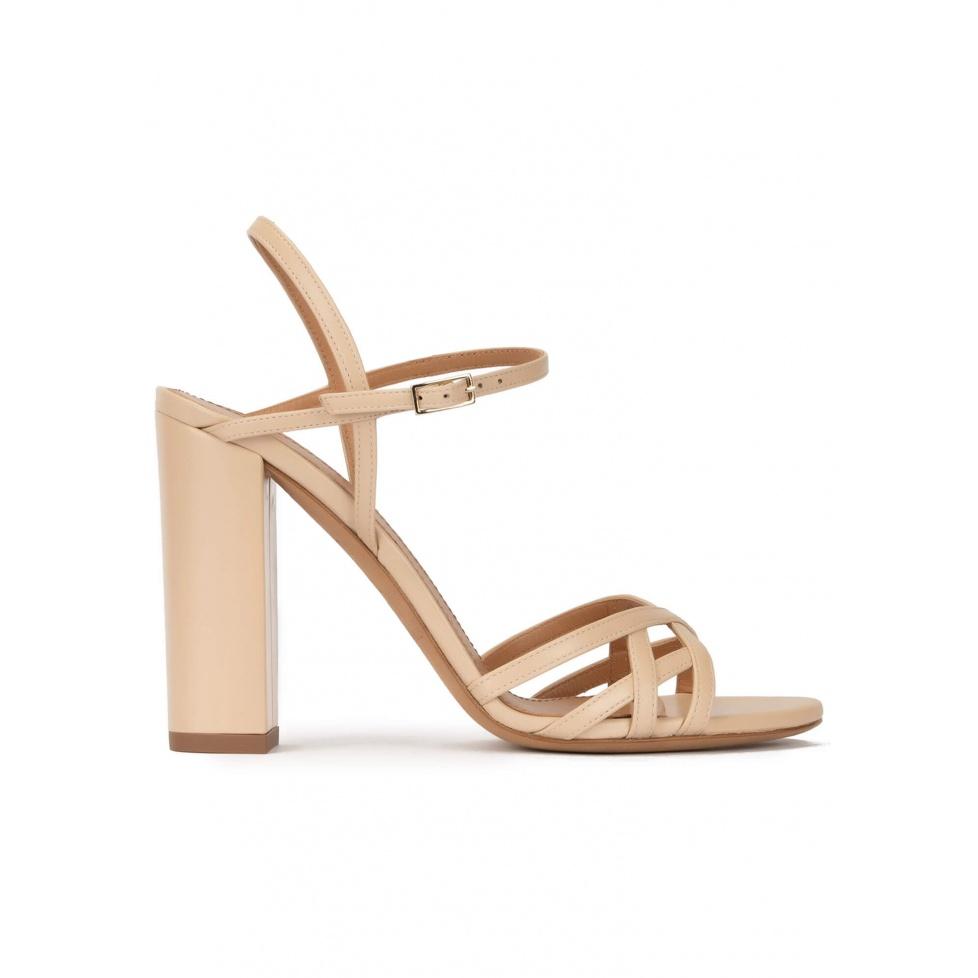 pura lópez Sandalias de tacón ancho y diseño de tiras en piel beige