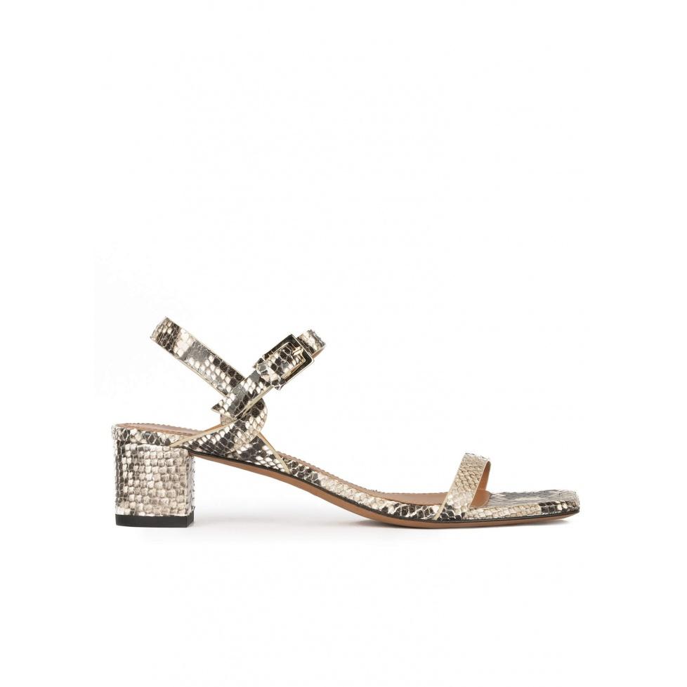 pura lópez Sandalias de tacón medio ancho en piel grabada efecto serpiente