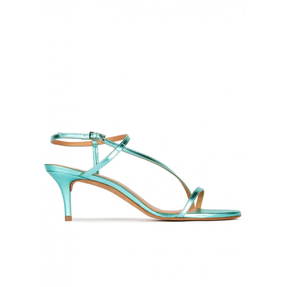 pura lópez Sandalias de tacón medio con tiras en piel metalizada verde aguamarina