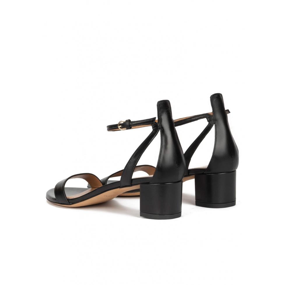 Pura López Sandalias De Tacón Medio En Piel Color Negro Con Pulsera