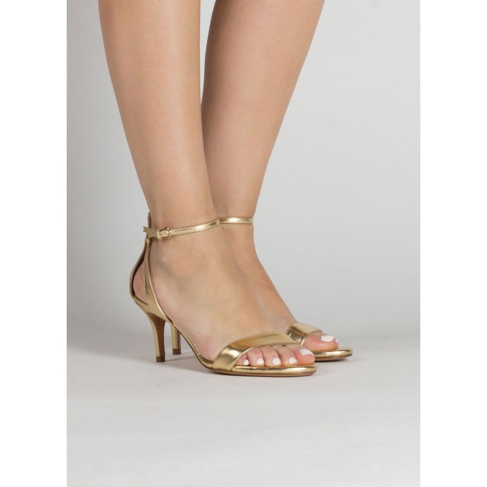 Pura López Sandalias De Tiras Con Tacón Medio En Piel Metalizada Dorada