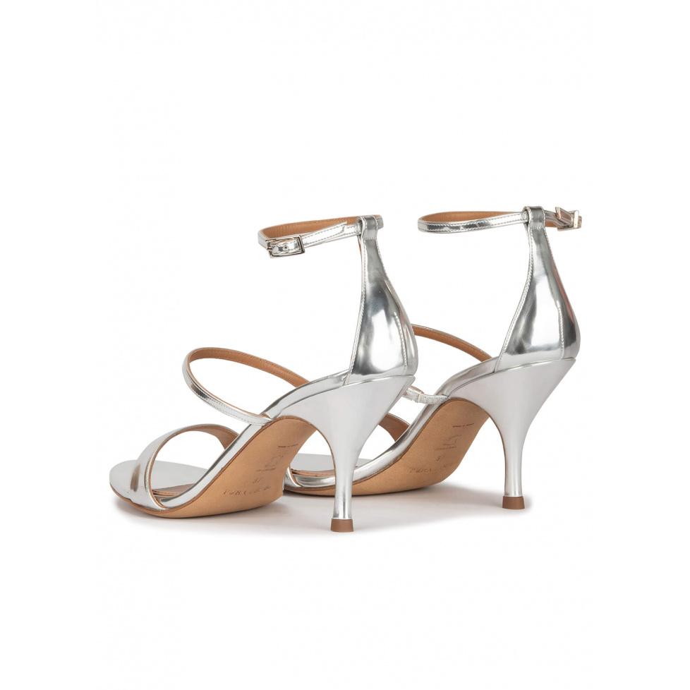 Pura López Sandalias De Tiras Plateadas Con Tacón Medio