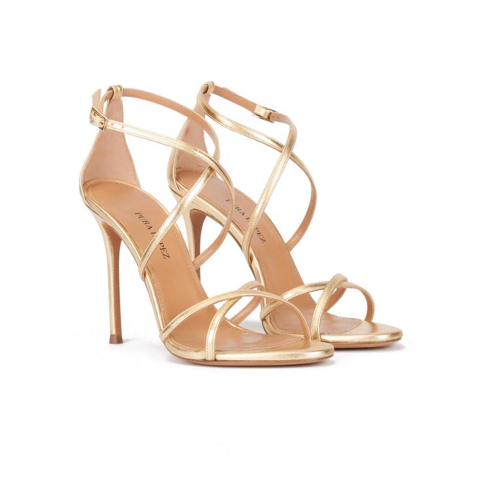 Pura López Sandalias Doradas De Finas Tiras En Piel Con Tacón Alto