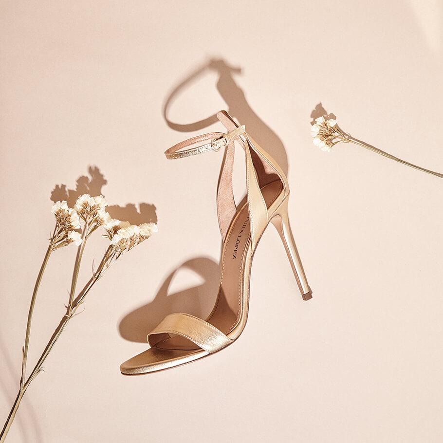 Pura López Sandalias Doradas De Piel Con Tacón Alto Y Pulsera En El Tobillo