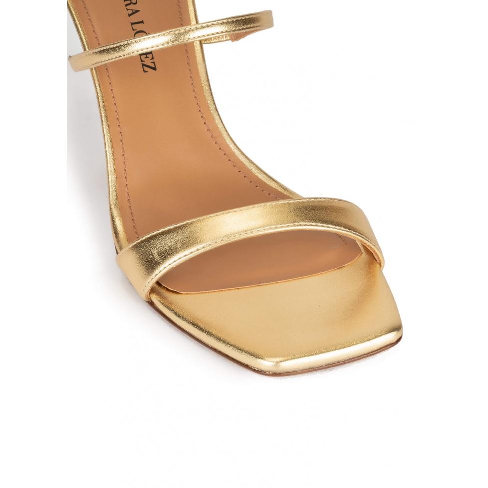 Pura López Sandalias Doradas De Piel Con Tacón Medio Y Pulsera