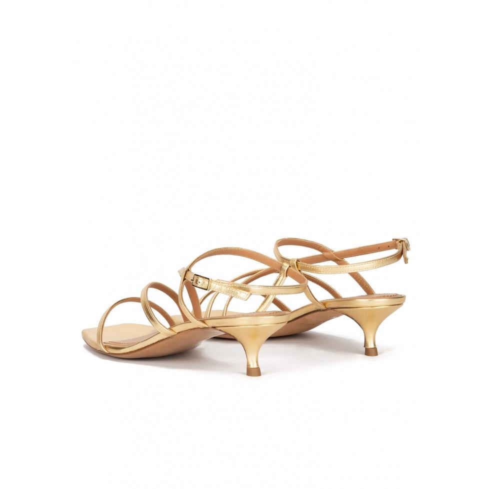 Pura López Sandalias Doradas De Piel Con Tacón Medio Y Punta Cuadrada