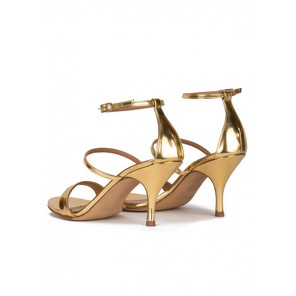 Pura López Sandalias Doradas De Tacón Medio Con Pulsera En El Tobillo