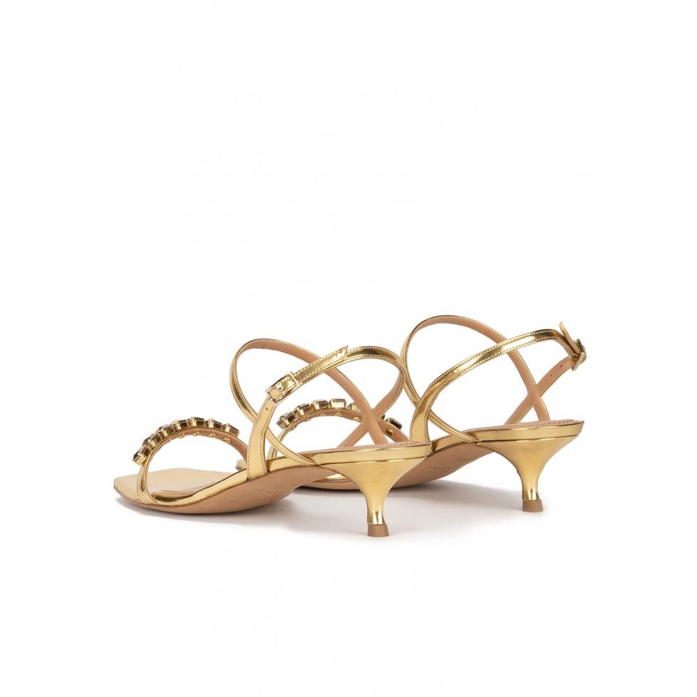 Pura López Sandalias Doradas De Tacón Medio En Piel Con Adorno De Cristales