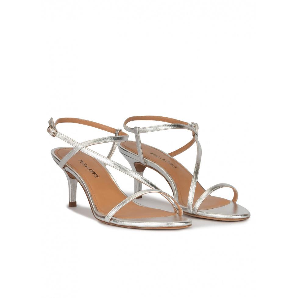 Pura López Sandalias Metalizadas De Tacón Medio Con Finas Tiras En Color Plata