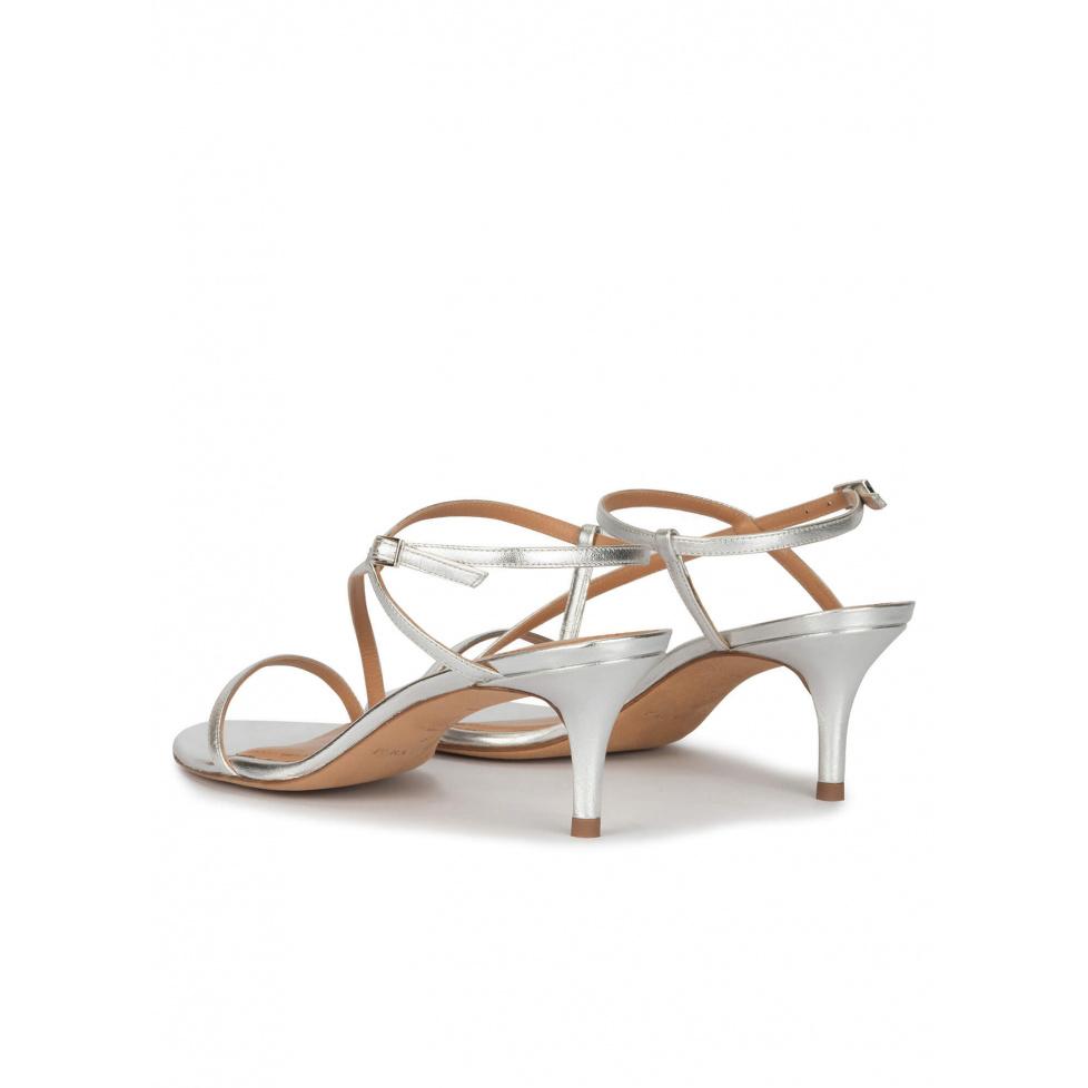 Pura López Sandalias Metalizadas De Tacón Medio Con Finas Tiras En Color Plata