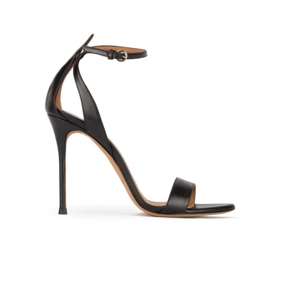 pura lópez Sandalias negras de piel con tacón alto fino y pulsera en el tobillo