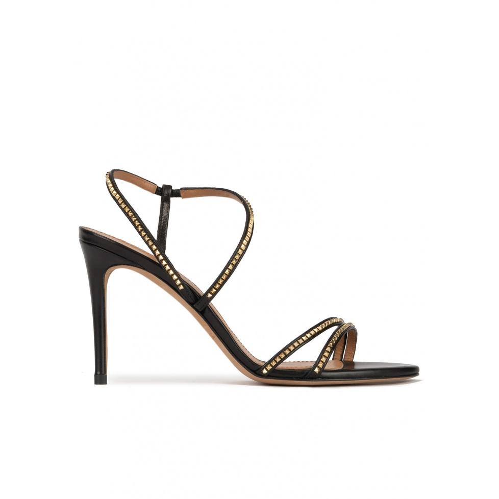 pura lópez Sandalias negras de piel con tacón alto y tachas pirámide