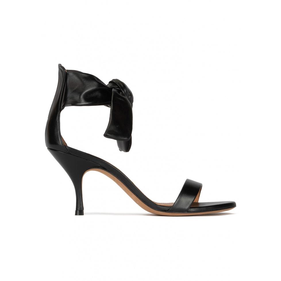 pura lópez Sandalias negras de piel con tacón medio curvo