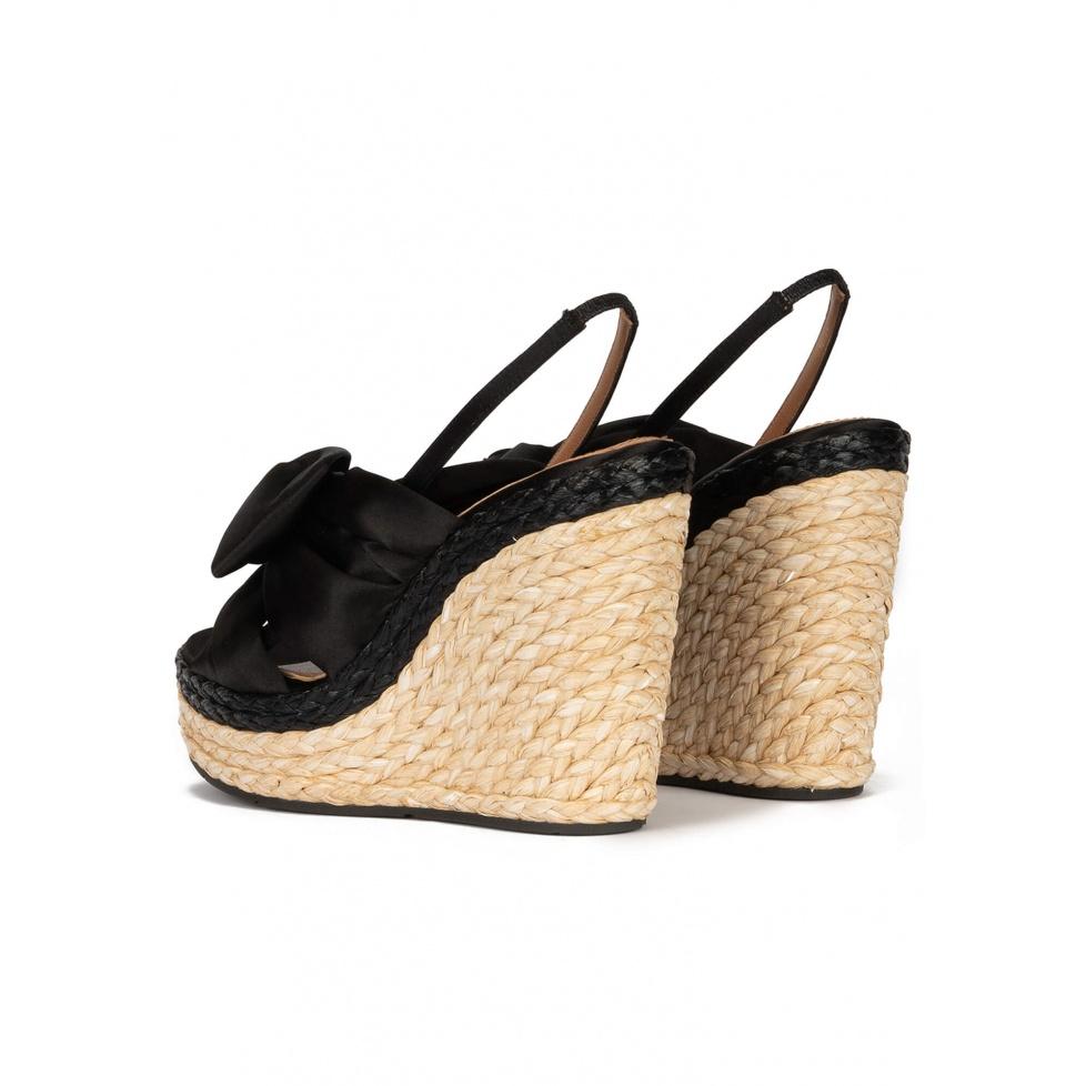 Pura López Sandalias Negras De Raso Con Cuña En Rafia