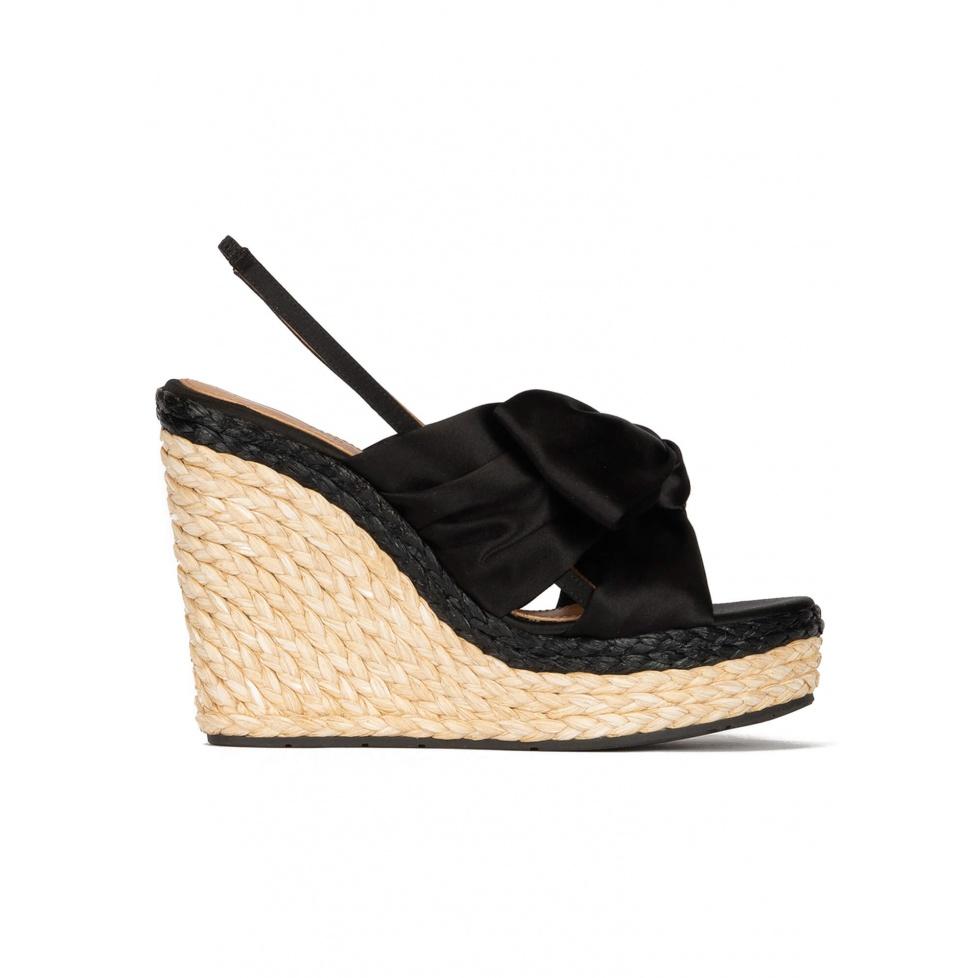 Pura López Sandalias Negras De Raso Con Cuña En Rafia