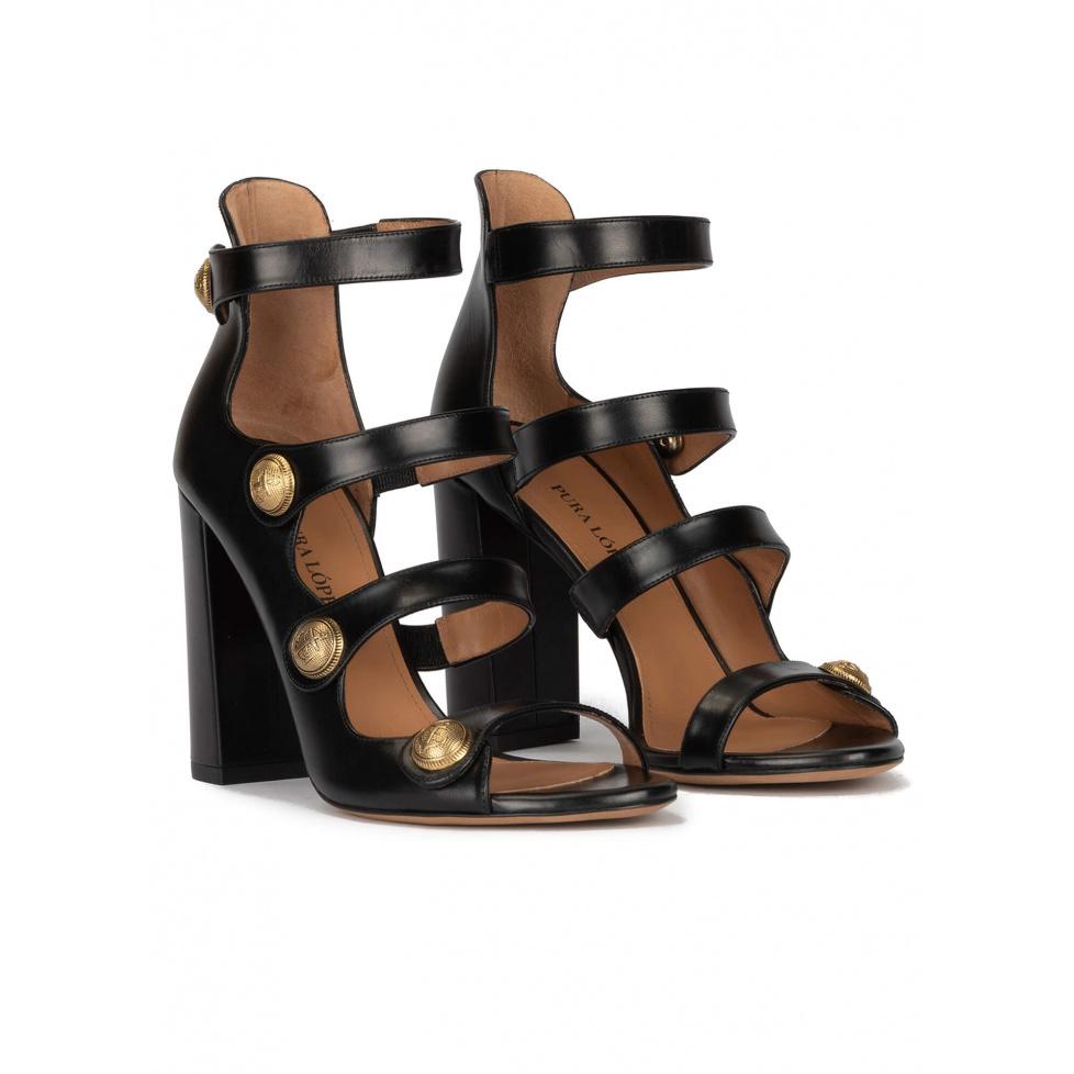 Pura López Sandalias Negras De Tacón Alto Ancho En Piel Con Botones Dorados