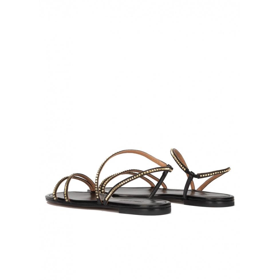 Pura López Sandalias Planas De Piel En Color Negro Con Tachas Doradas