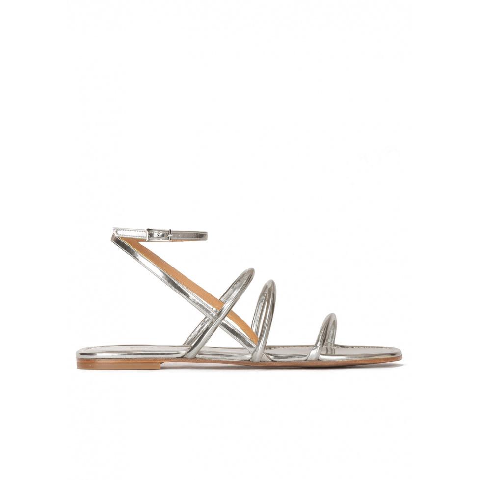 pura lópez Sandalias planas de tiras en piel plateada con pulsera