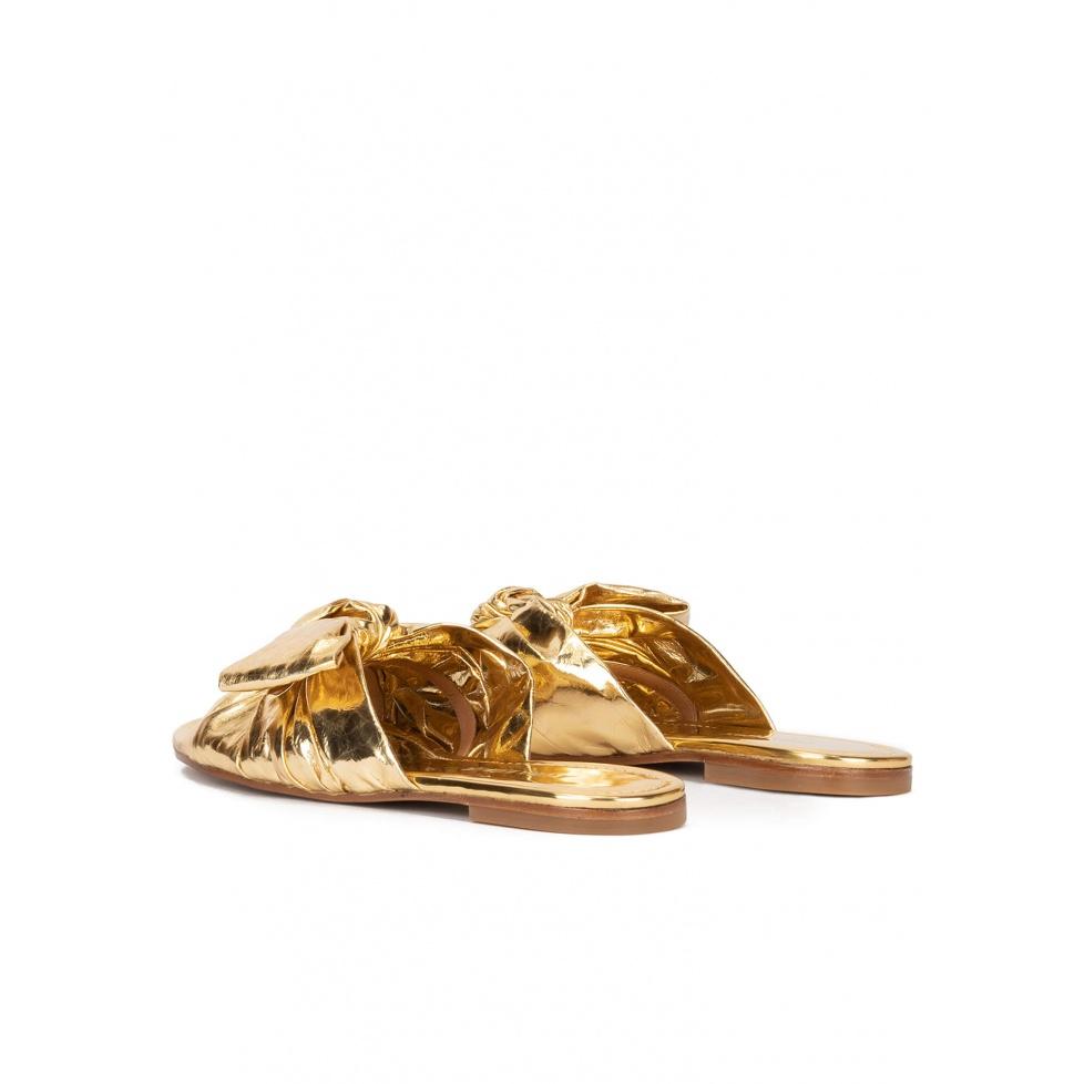 Pura López Sandalias Planas Doradas Con Detalle De Lazo