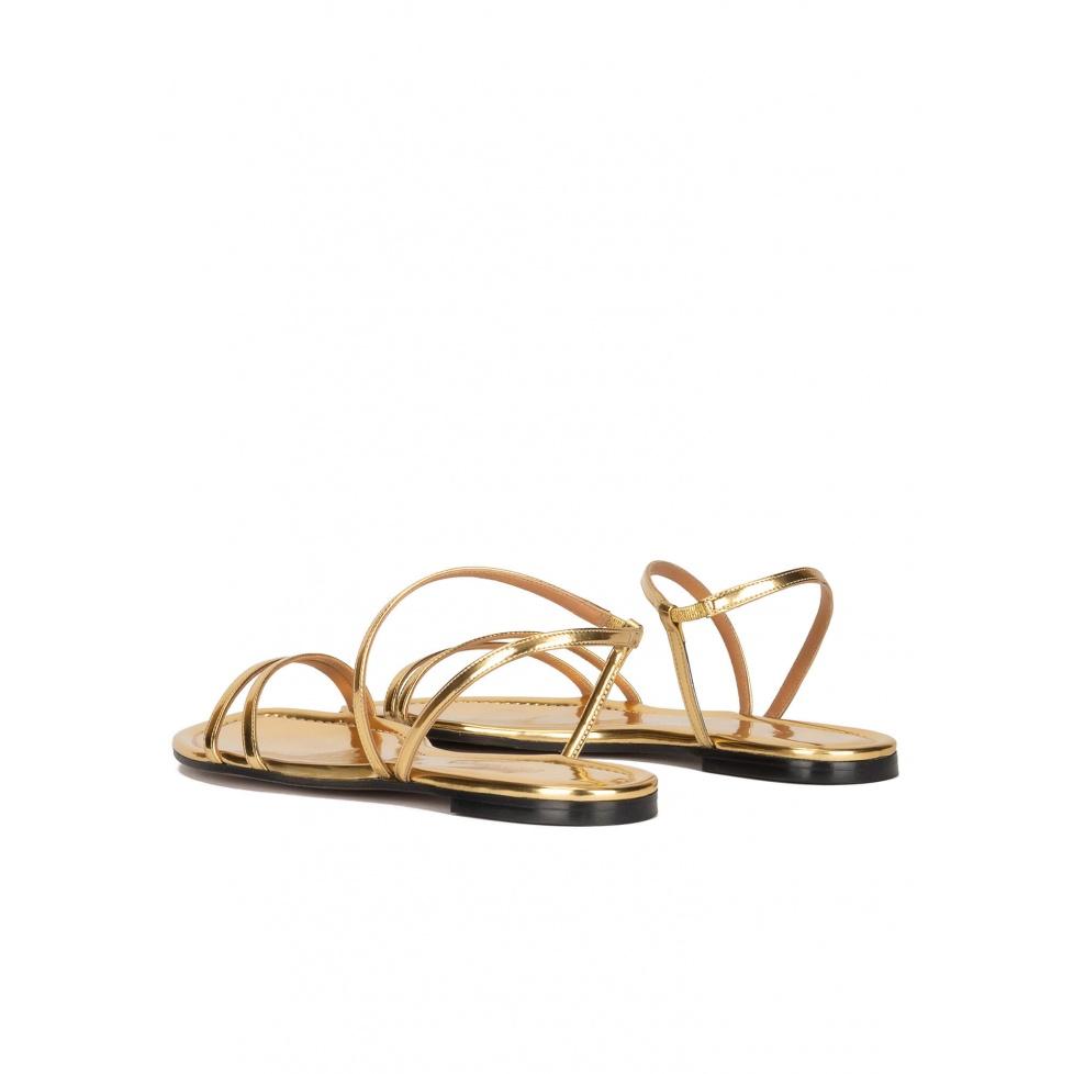 Pura López Sandalias Planas Doradas Con Diseño De Tiras