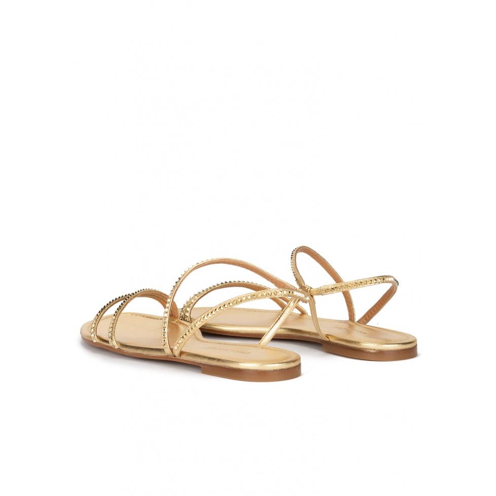 Pura López Sandalias Planas Doradas Con Tachas Pirámide