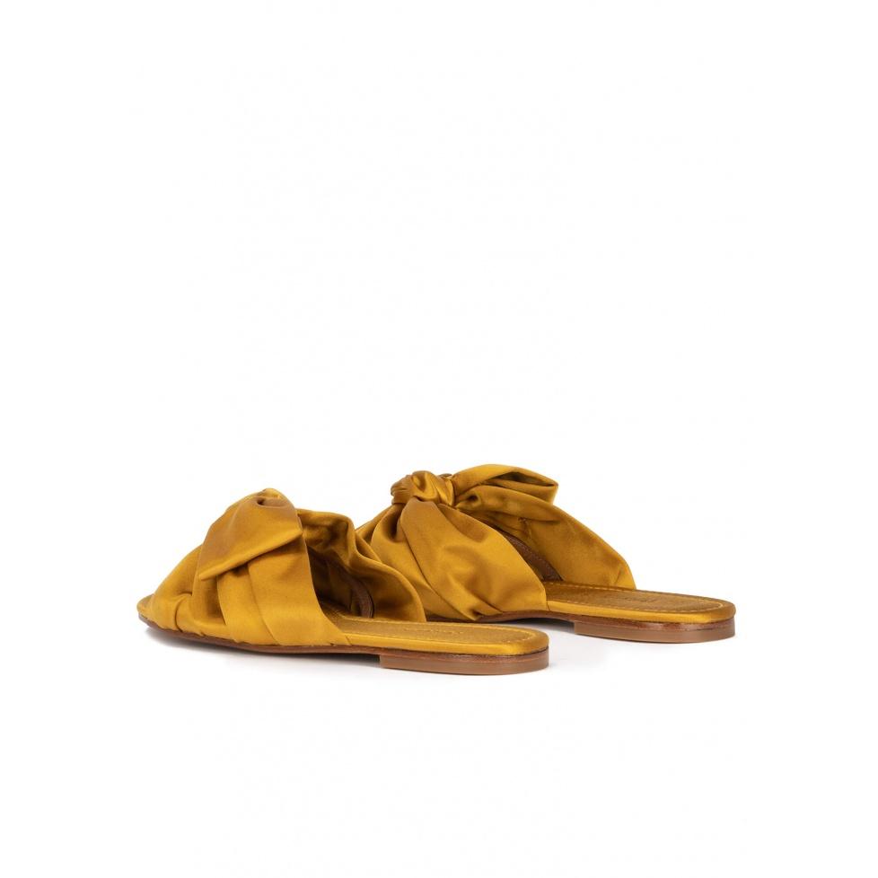 Pura López Sandalias Planas En Raso Ocre Con Detalle De Lazo