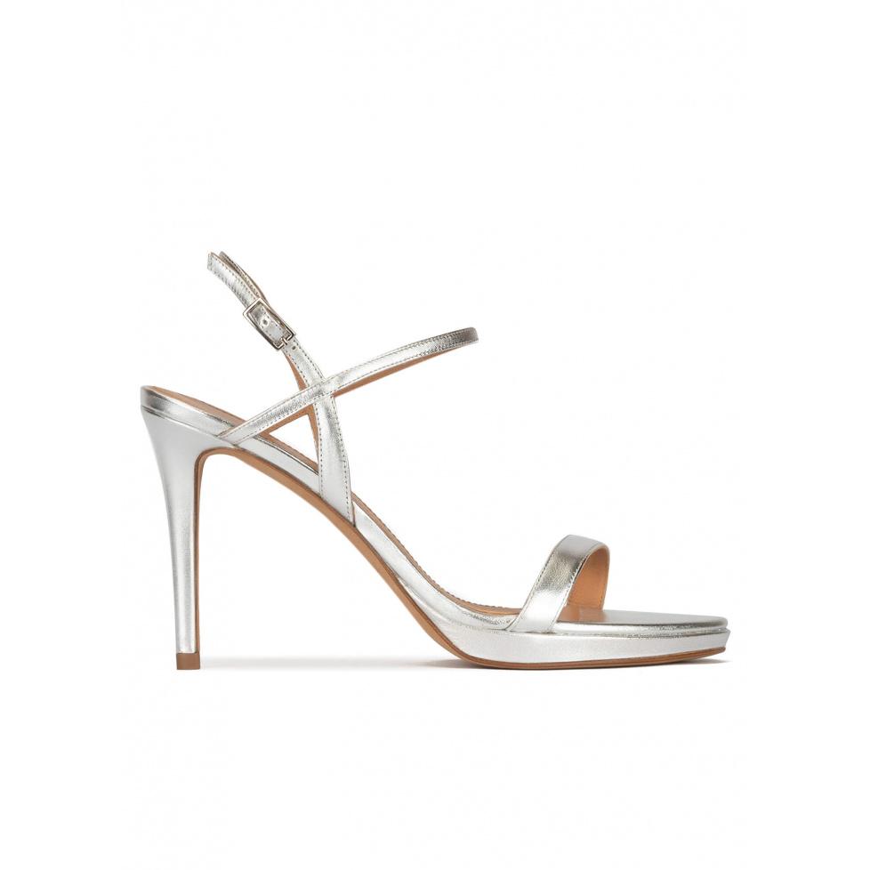 pura lópez Sandalias plateadas con tacón alto y plataforma realizadas en piel