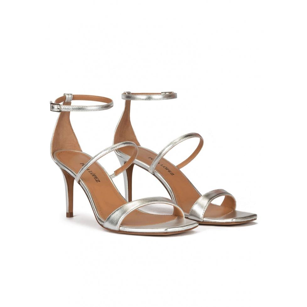 Pura López Sandalias Plateadas De Tacón Medio Con Pulsera
