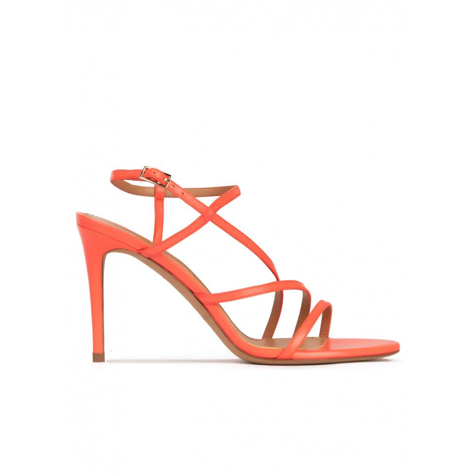 pura lópez Sandalias rosa coral de piel con tacón alto y punta redonda