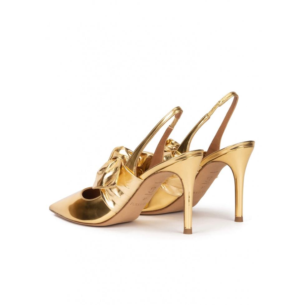 Pura López Zapatos Altos Destalonados En Piel Dorada Con Detalle De Lazo
