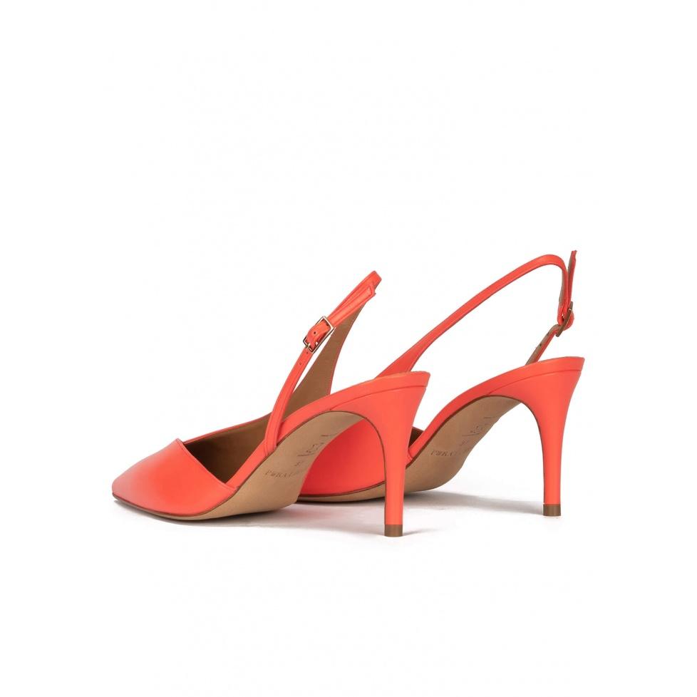 Pura López Zapatos Asimétricos De Punta Fina Y Tacón Medio En Piel Coral