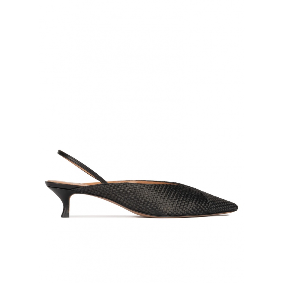 pura lópez Zapatos bajos destalonados de punta fina en rafia color negro