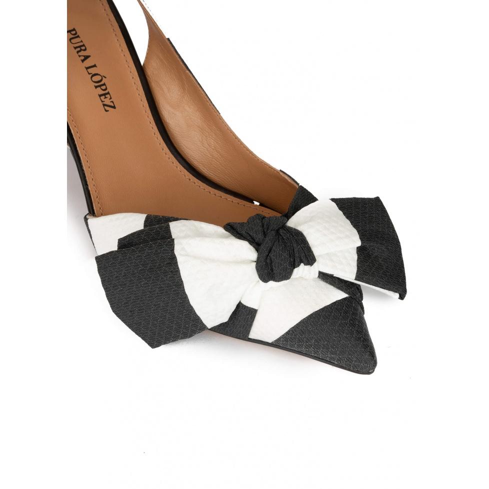 Pura López Zapatos De Punta Fina Y Tacón Medio En Blanco Y Negro Con Lazo