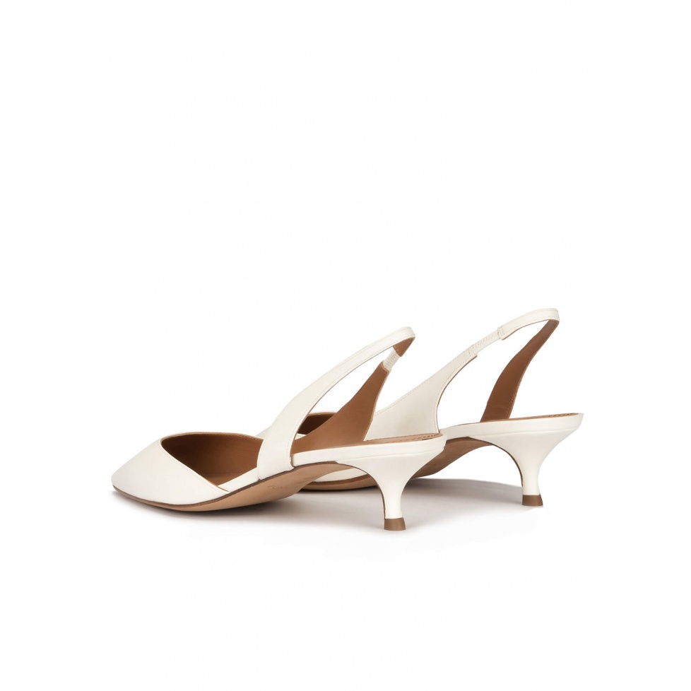 Pura López Zapatos De Punta Fina Y Tacón Medio En Piel Blanco Roto