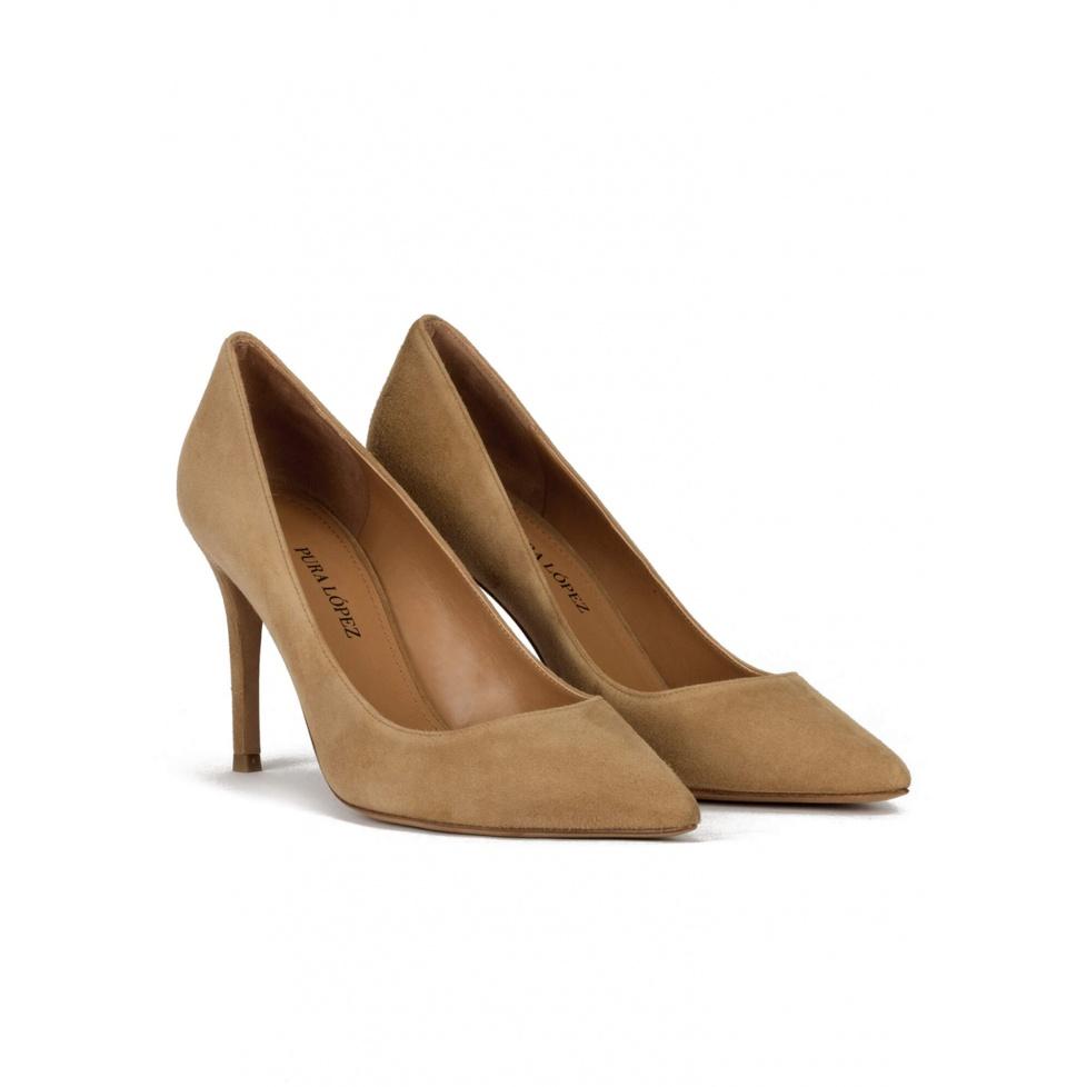 Pura López Zapatos De Salón En Ante Camel Con Tacón Alto Y Punta Fina