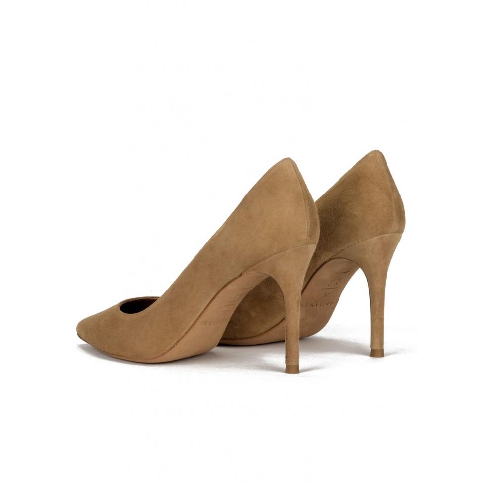 Pura López Zapatos De Salón En Ante Camel Con Tacón Alto Y Punta Fina