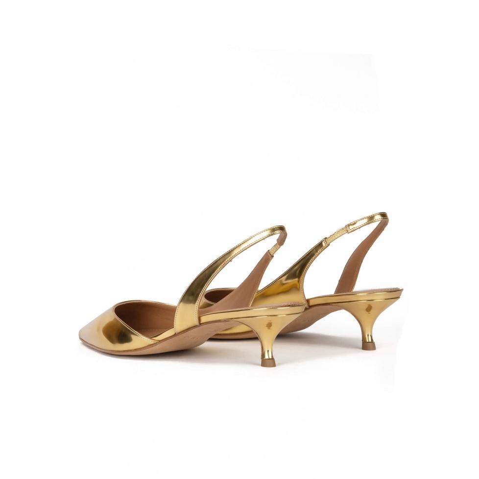 Pura López Zapatos Destalonados De Punta Fina En Piel Dorada Efecto Espejo