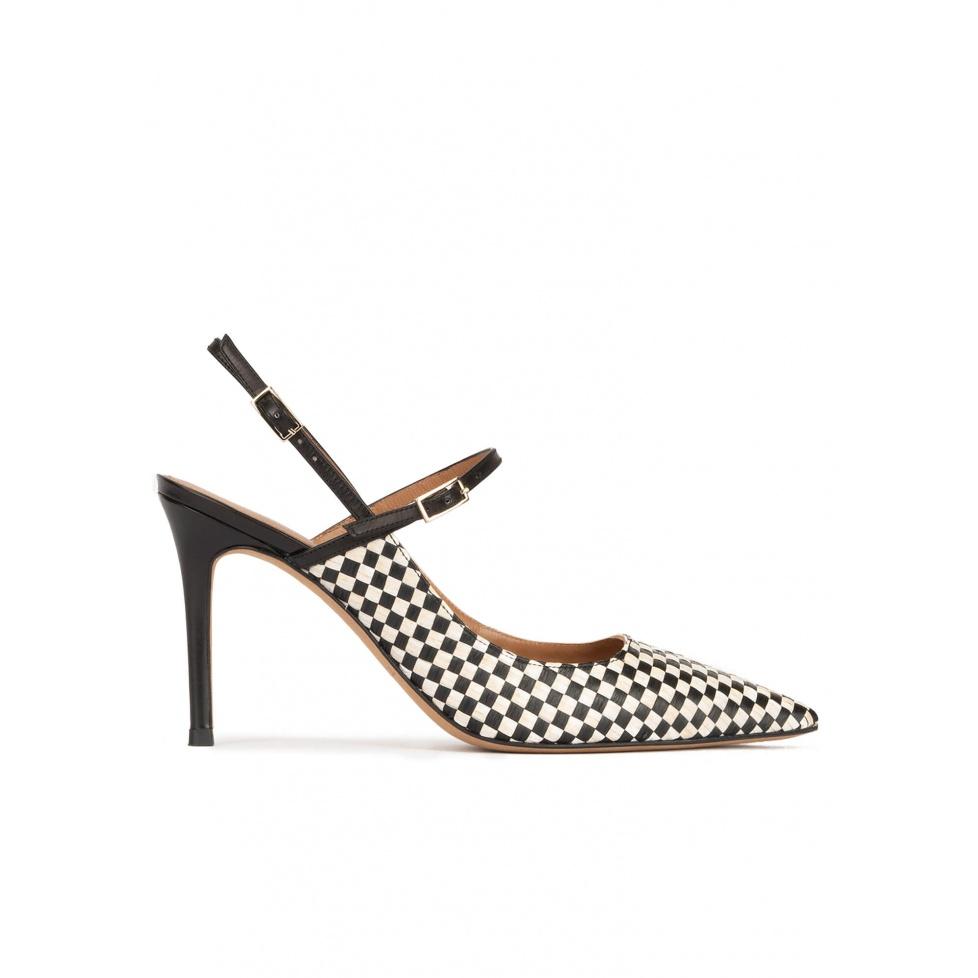 pura lópez Zapatos destalonados en blanco y negro de punta fina y tacón alto