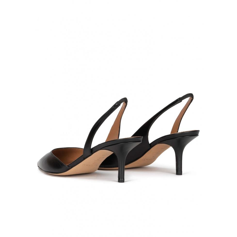 Pura López Zapatos Negros De Piel Con Tacón Medio Y Punta Fina