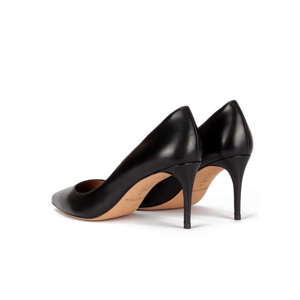 Pura López Zapatos Negros De Piel Con Tacón Medio Y Punta Fina