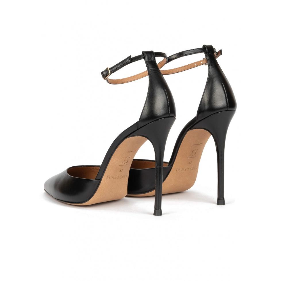 Pura López Zapatos Negros De Tacón Alto Y Puntera Fina Con Pulsera