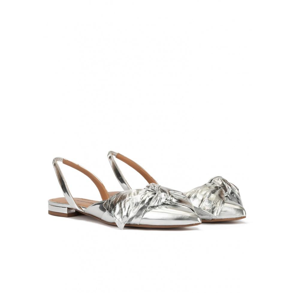 Pura López Zapatos Planos De Punta Fina Con Lazo En Piel Plateada