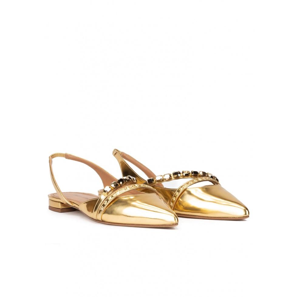 Pura López Zapatos Planos Dorados De Punta Fina En Piel Efecto Espejo