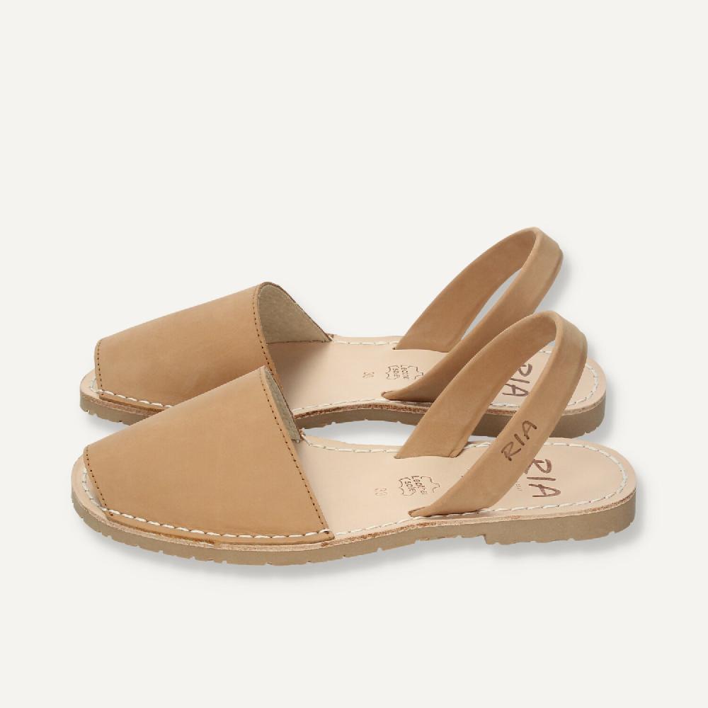 Ria Menorca Menorquina mujer Menorca Cuero