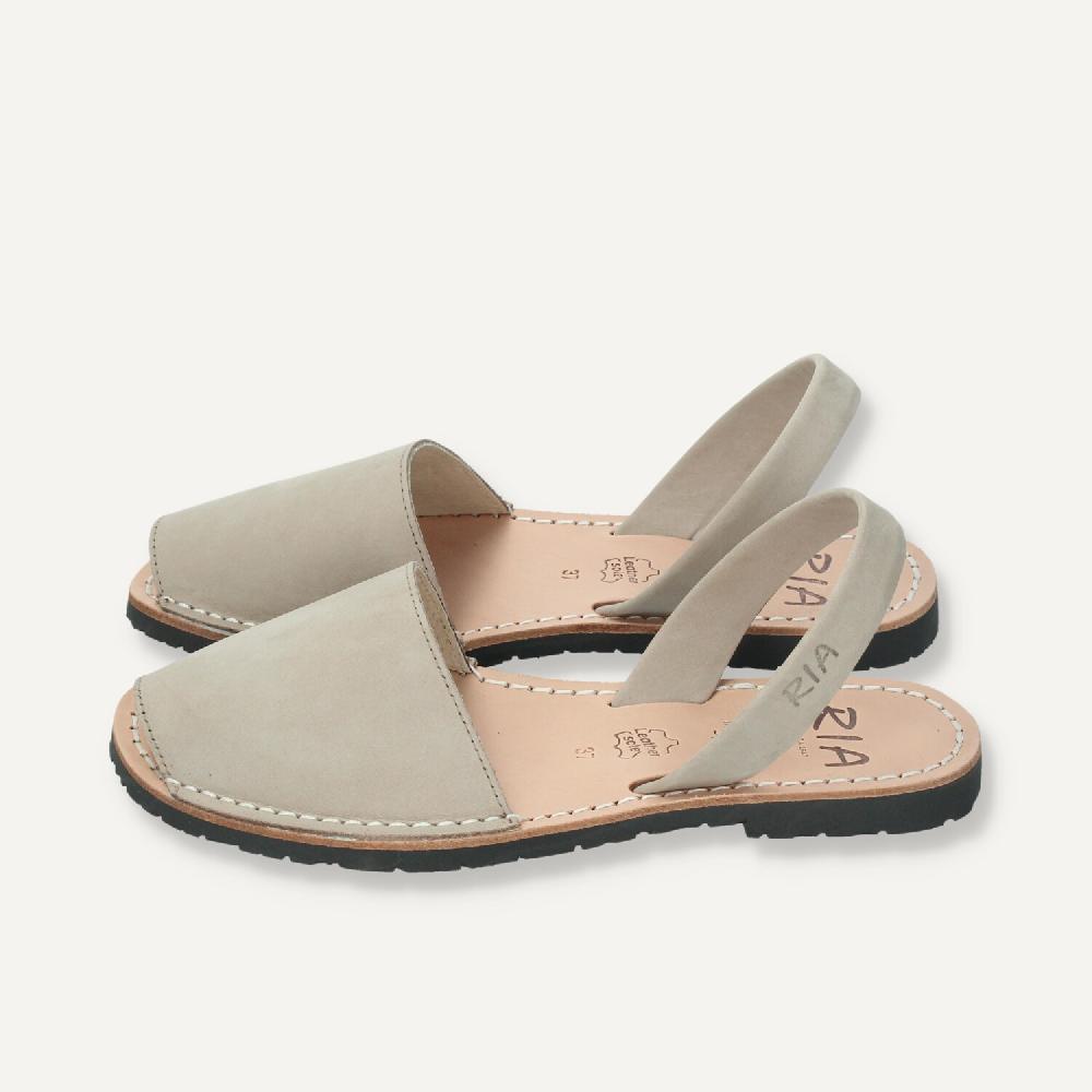 Ria Menorca Menorquina mujer Menorca Papillón