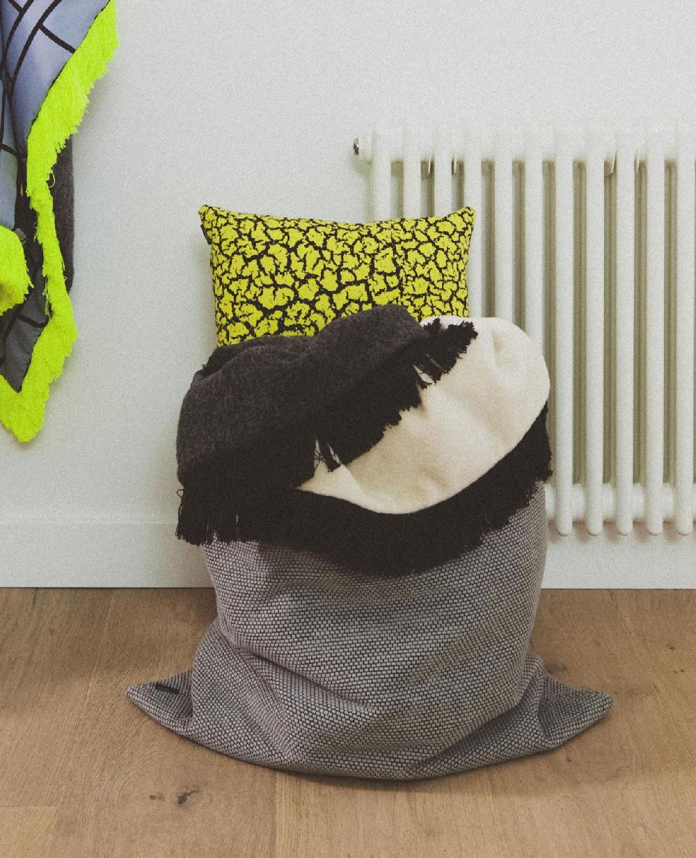 Sancal Tápame Mucho L					 					Monochrome